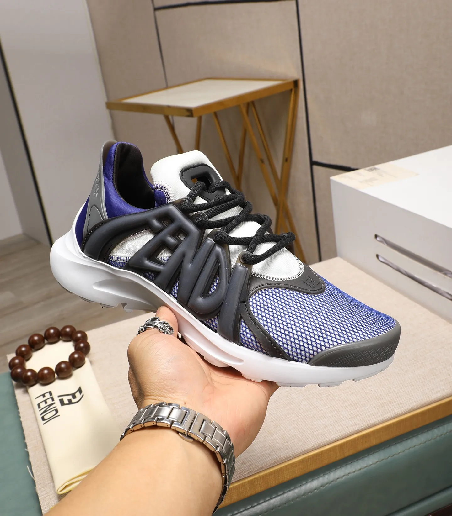Men's Men's Shoes 💰800 Fendi Fendi's latest Tag series of men's casual mesh sports running shoes, originally purchased and developed, this Tag sneaker is a one-leg sneaker, made of black high-tech mesh material with gray neoprene details. Oversized FENDI lettering on the side and translucent rubber details. Light and flexible rubber running shoe soles, beautifully packaged at the delivery counter, customized breathable lining, original molded foam rubber outsole, sole thickness: 3.5CM! Size: 40-44 (customized at 39.45.46)
